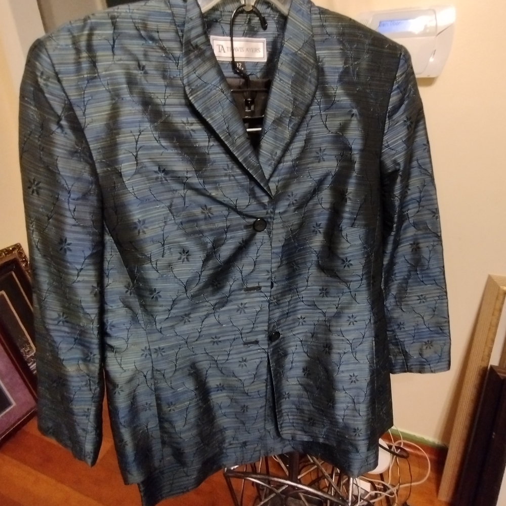 Skirt suit